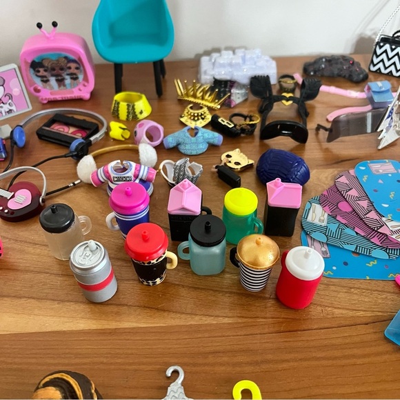 Lot Of 2 LOL Surprise Dolls And Multiple Mixed Accessories - Picture 6 of 7